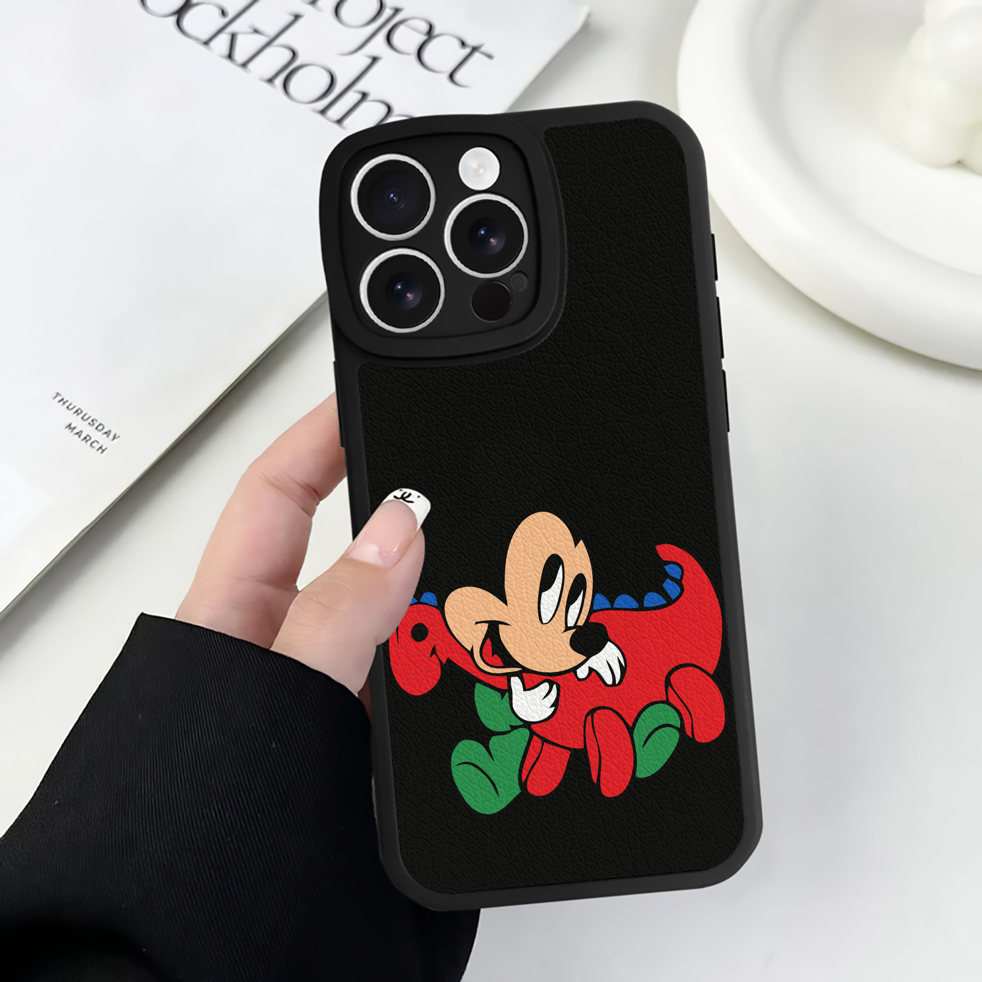 （画像用） ミッキーマウス Mickey Mouse 【iPhone 16シリーズ対応】シリコンスマホケース（レザー調） 材質：シリコン